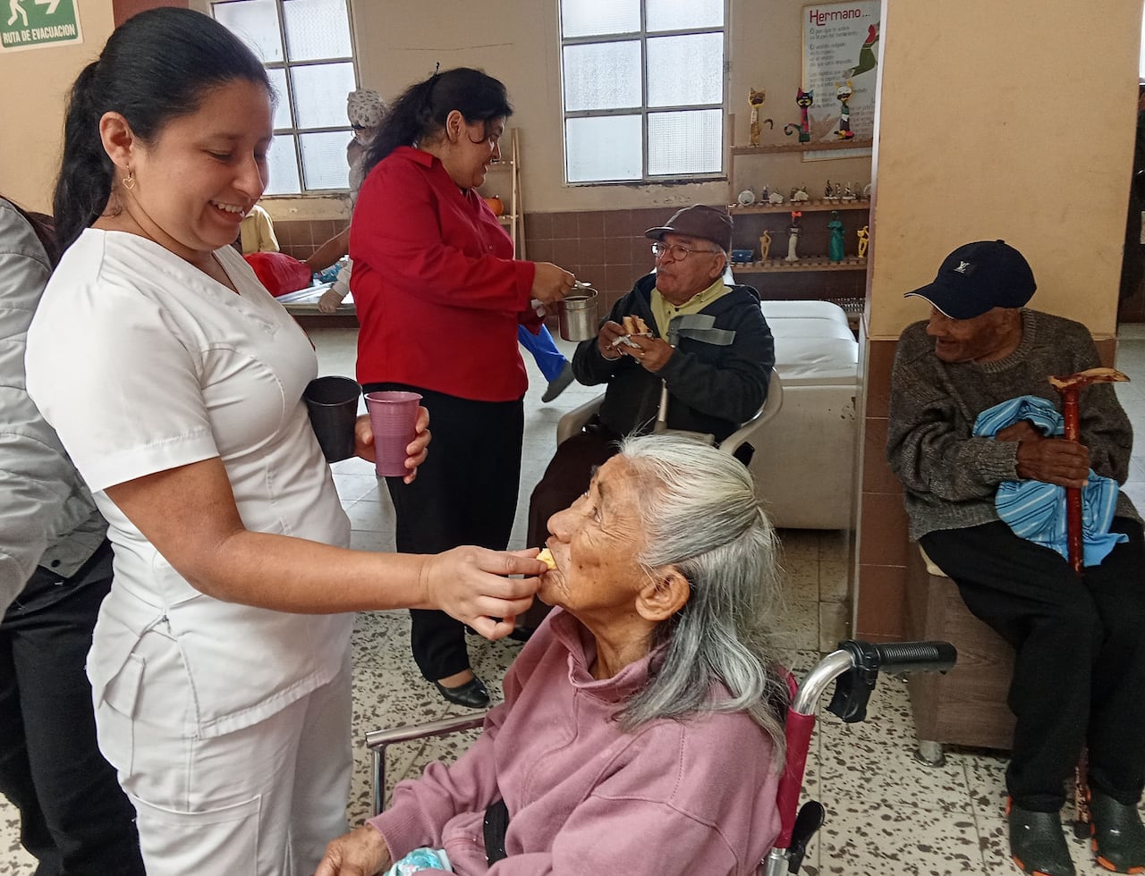 Entre abrazos, canciones y recuerdos, las madres y abuelas residentes del hogar San Vicente de Paúl vivieron una celebración especial en honor a su entrega y amor incondicional.