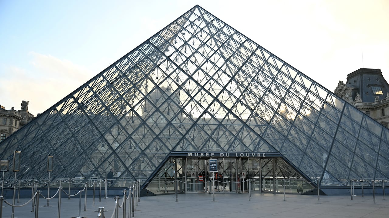 (FILES) This photograph shows the Louvre Museum closed as museum workers meet in a general assembly to vote on unions' call for an open-ended strike against increasingly deteriorating working conditions and the declining visitor experience at the world famous museum, in Paris on December 15, 2025. After a break-in, strikes and a ticket fraud scandal, the beleaguered Louvre museum in Paris said on February 13, 2026, it had suffered a water leak in its most-visited wing, the second flood in three months. The fire brigade had to be called overnight after a burst pipe in the Louvre's Denon wing, which houses some of the museum's most valuable exhibits including the Mona Lisa, according to a statement. (Photo by Blanca CRUZ / AFP) / RESTRICTED TO EDITORIAL USE - MANDATORY MENTION OF THE ARTIST UPON PUBLICATION - TO ILLUSTRATE THE EVENT AS SPECIFIED IN THE CAPTION