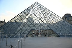 (FILES) This photograph shows the Louvre Museum closed as museum workers meet in a general assembly to vote on unions' call for an open-ended strike against increasingly deteriorating working conditions and the declining visitor experience at the world famous museum, in Paris on December 15, 2025. After a break-in, strikes and a ticket fraud scandal, the beleaguered Louvre museum in Paris said on February 13, 2026, it had suffered a water leak in its most-visited wing, the second flood in three months. The fire brigade had to be called overnight after a burst pipe in the Louvre's Denon wing, which houses some of the museum's most valuable exhibits including the Mona Lisa, according to a statement. (Photo by Blanca CRUZ / AFP) / RESTRICTED TO EDITORIAL USE - MANDATORY MENTION OF THE ARTIST UPON PUBLICATION - TO ILLUSTRATE THE EVENT AS SPECIFIED IN THE CAPTION