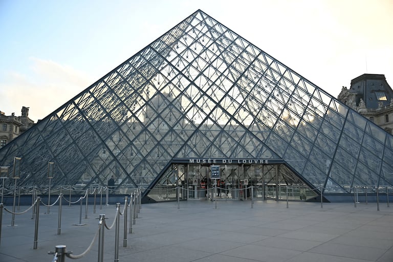 (FILES) This photograph shows the Louvre Museum closed as museum workers meet in a general assembly to vote on unions' call for an open-ended strike against increasingly deteriorating working conditions and the declining visitor experience at the world famous museum, in Paris on December 15, 2025. After a break-in, strikes and a ticket fraud scandal, the beleaguered Louvre museum in Paris said on February 13, 2026, it had suffered a water leak in its most-visited wing, the second flood in three months. The fire brigade had to be called overnight after a burst pipe in the Louvre's Denon wing, which houses some of the museum's most valuable exhibits including the Mona Lisa, according to a statement. (Photo by Blanca CRUZ / AFP) / RESTRICTED TO EDITORIAL USE - MANDATORY MENTION OF THE ARTIST UPON PUBLICATION - TO ILLUSTRATE THE EVENT AS SPECIFIED IN THE CAPTION