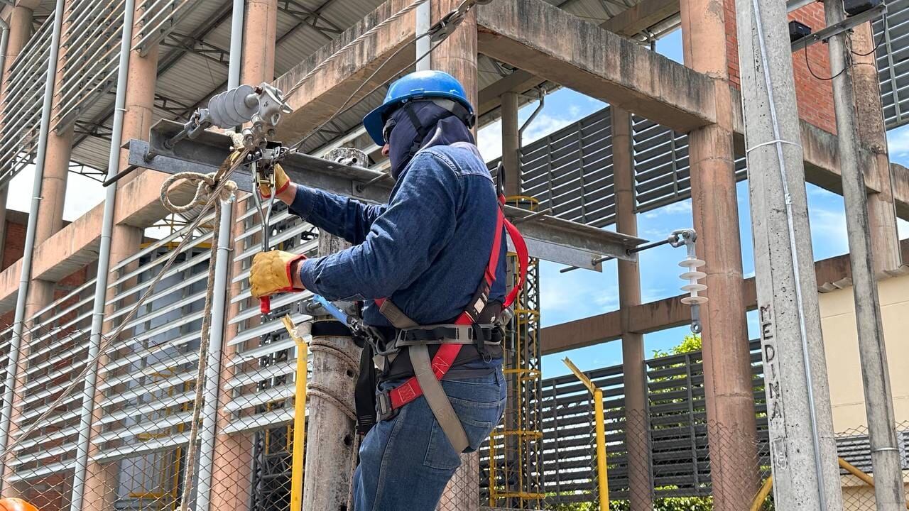 El servicio de energía eléctrica se interrumpe como medida de seguridad para el personal que interviene la infraestructura.