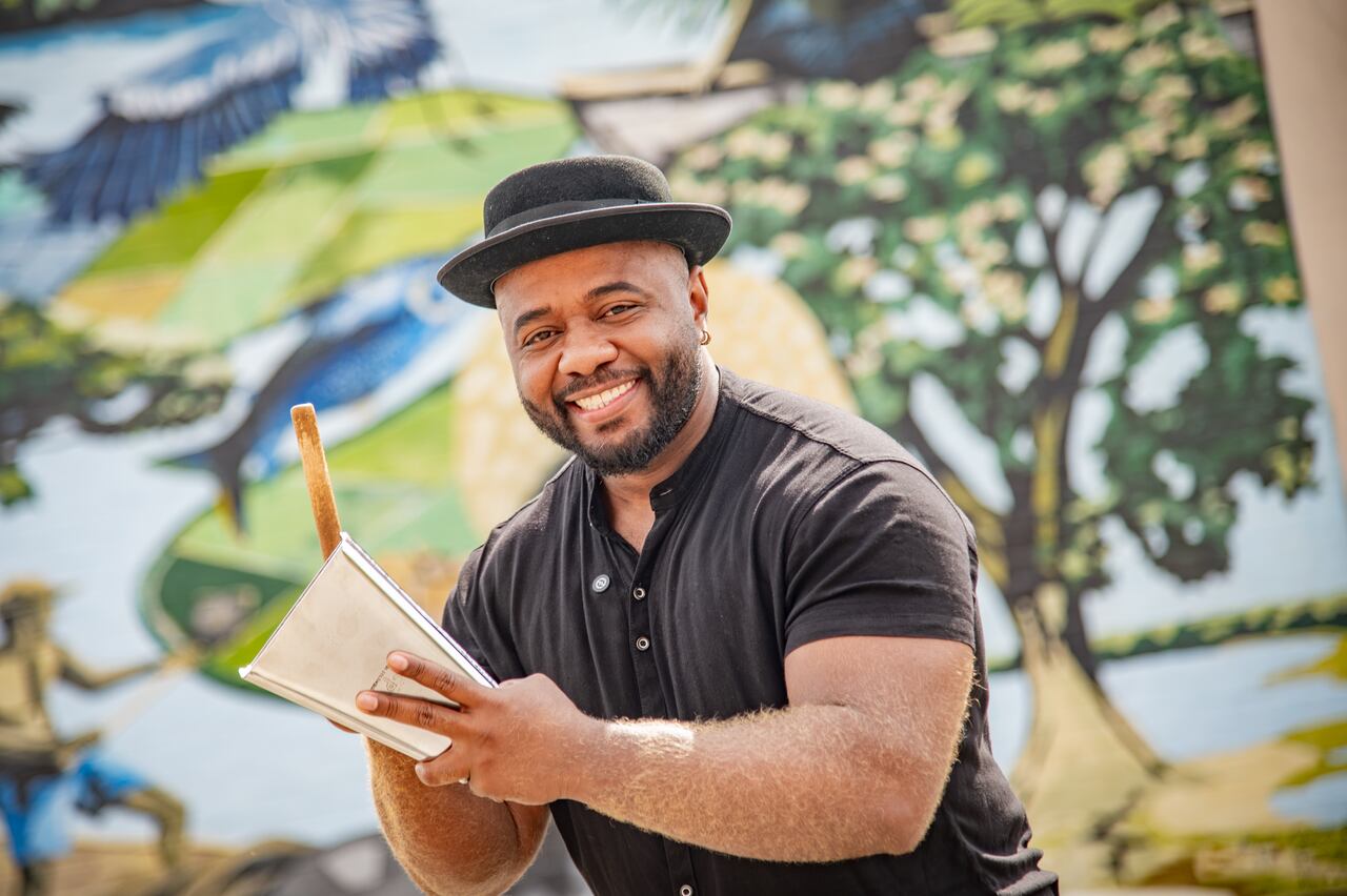 Componente de percusión: Luis Enrique Solano Landázuri, conocido
en el gremio artístico como Kike Solano.