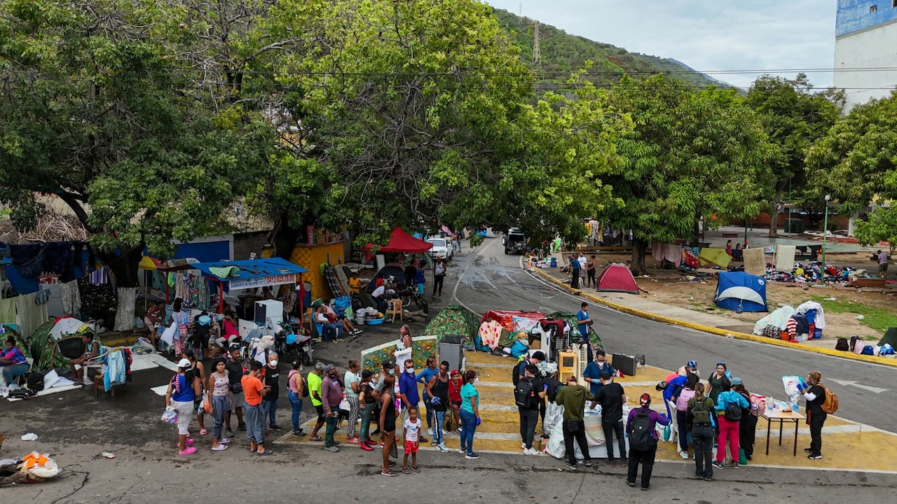 Decenas de miles de personas necesitan urgentemente alimentos y refugio en Venezuela debido a la devastación causada por dos fuertes terremotos que dejaron más de 1.700 muertos y 5.000 heridos, según informó la ONU el 30 de junio de 2026.