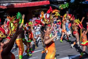 Una mujer apareció desnuda en el desfile de Carnaval de Barranquilla, generando polémica.