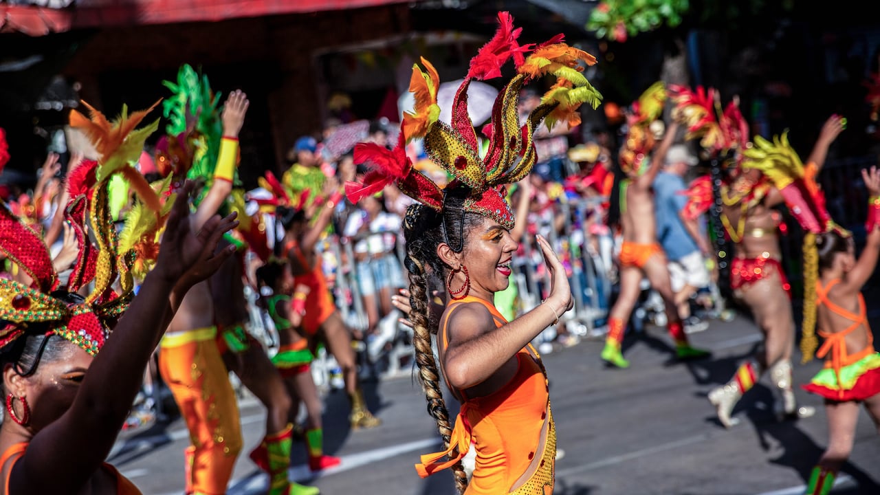 Una mujer apareció desnuda en el desfile de Carnaval de Barranquilla, generando polémica.