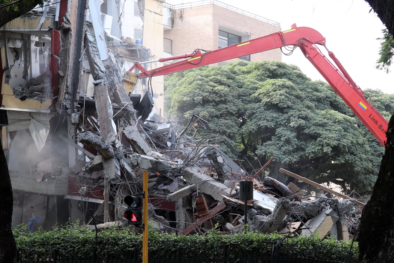 Demoliciones de los edificios Guadalupe y Molino Rojo en el sur de Cali.