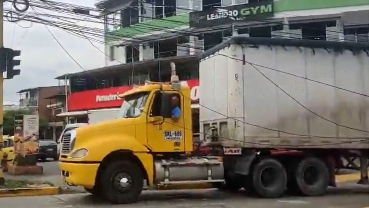 Las autoridades de tránsito informaron que un segundo camión quedó detenido en la zona.