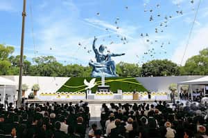 Se liberan palomas durante una ceremonia de oración por la paz en el Parque de la Paz de Nagasaki el 9 de agosto de 2024, durante las ceremonias para conmemorar el 79.º aniversario del bombardeo atómico de la ciudad. (Foto de JAPAN POOL / JIJI Press / AFP) / Japón FUERA