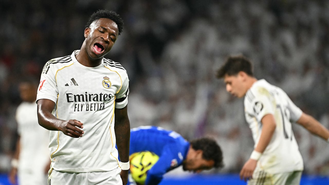 El delantero brasileño #07 del Real Madrid, Vinicius Junior, reacciona tras fallar una oportunidad de gol durante el partido de la liga española entre el Real Madrid CF y el Getafe CF en el Estadio Santiago Bernabéu de Madrid el 2 de marzo de 2026. (Foto de Javier SORIANO / AFP)
