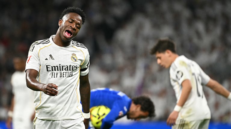 El delantero brasileño #07 del Real Madrid, Vinicius Junior, reacciona tras fallar una oportunidad de gol durante el partido de la liga española entre el Real Madrid CF y el Getafe CF en el Estadio Santiago Bernabéu de Madrid el 2 de marzo de 2026. (Foto de Javier SORIANO / AFP)