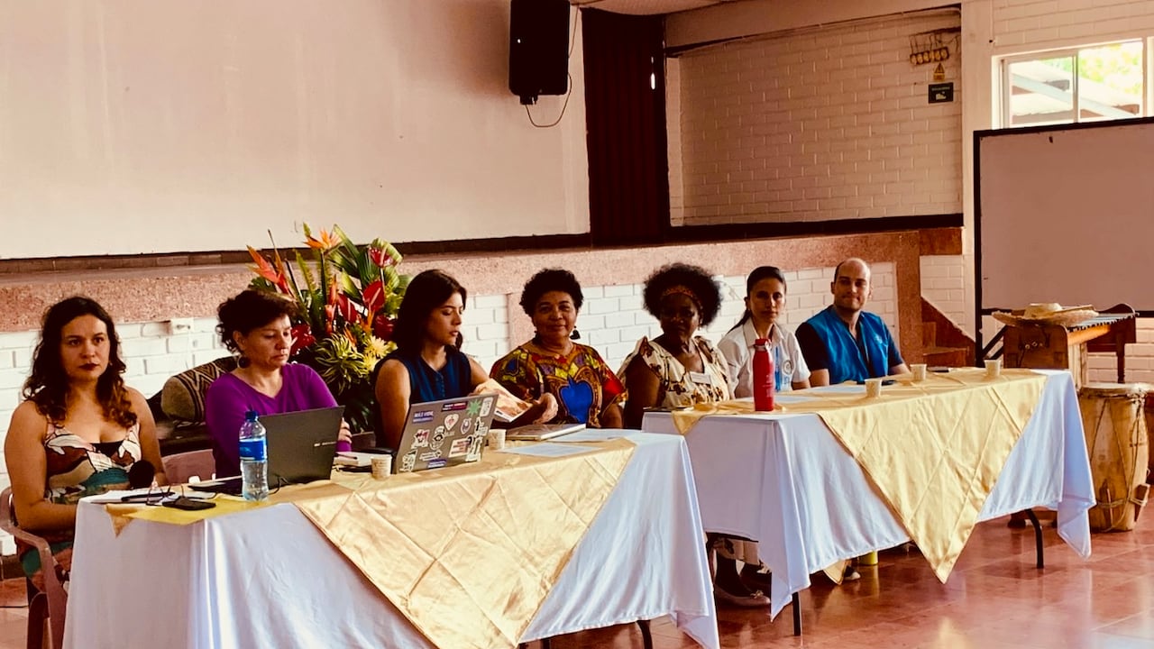 Mujeres que pactaron firmar la paz con actores armados en Buenaventura para el cese de violencia.