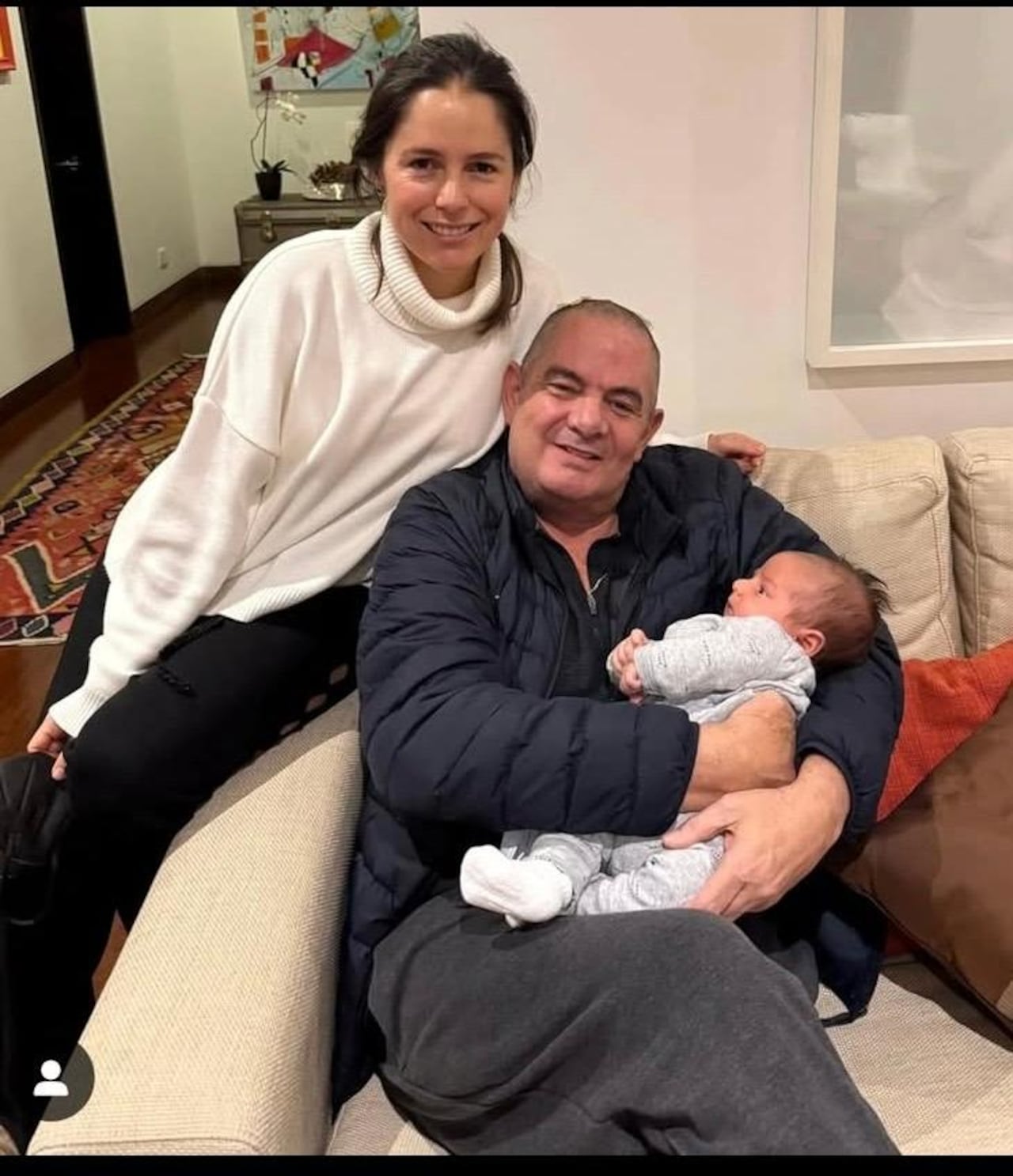 En esta fotografía, Germán Vargas posa feliz al lado de su hija Clemencia y su nieto Agustín.