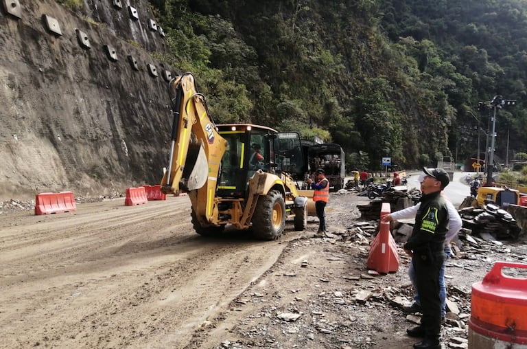 Tránsito con restricciones en la vía Buenaventura-Buga tras derrumbe