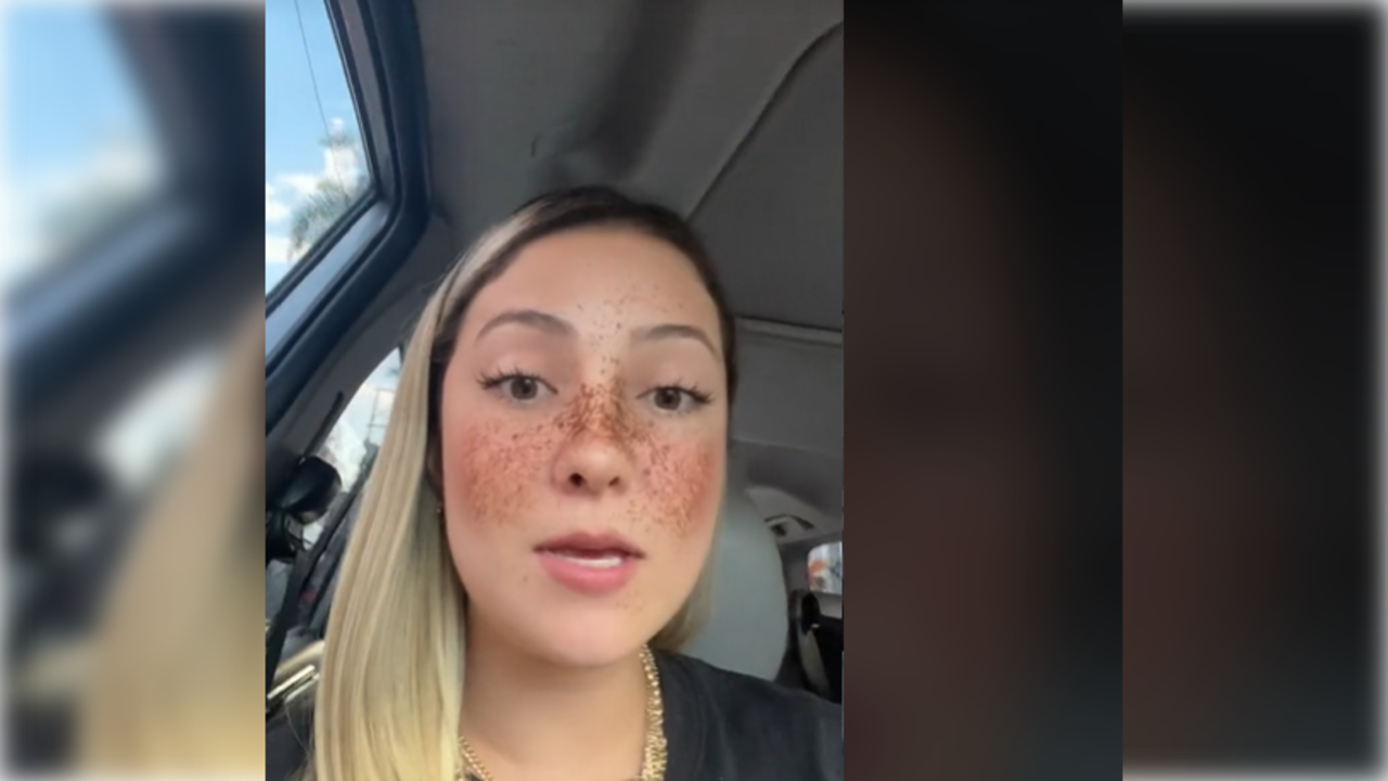 La administradora del establecimiento usó sus redes para mostrar la indignación que le produjo el hecho de discriminación hacia una de sus empleadas.