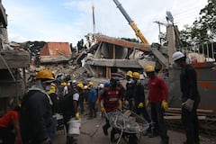 Bomberos buscan supervivientes entre los escombros de edificios colapsados tras un terremoto en Cali, Colombia, el 12 de agosto de 2026