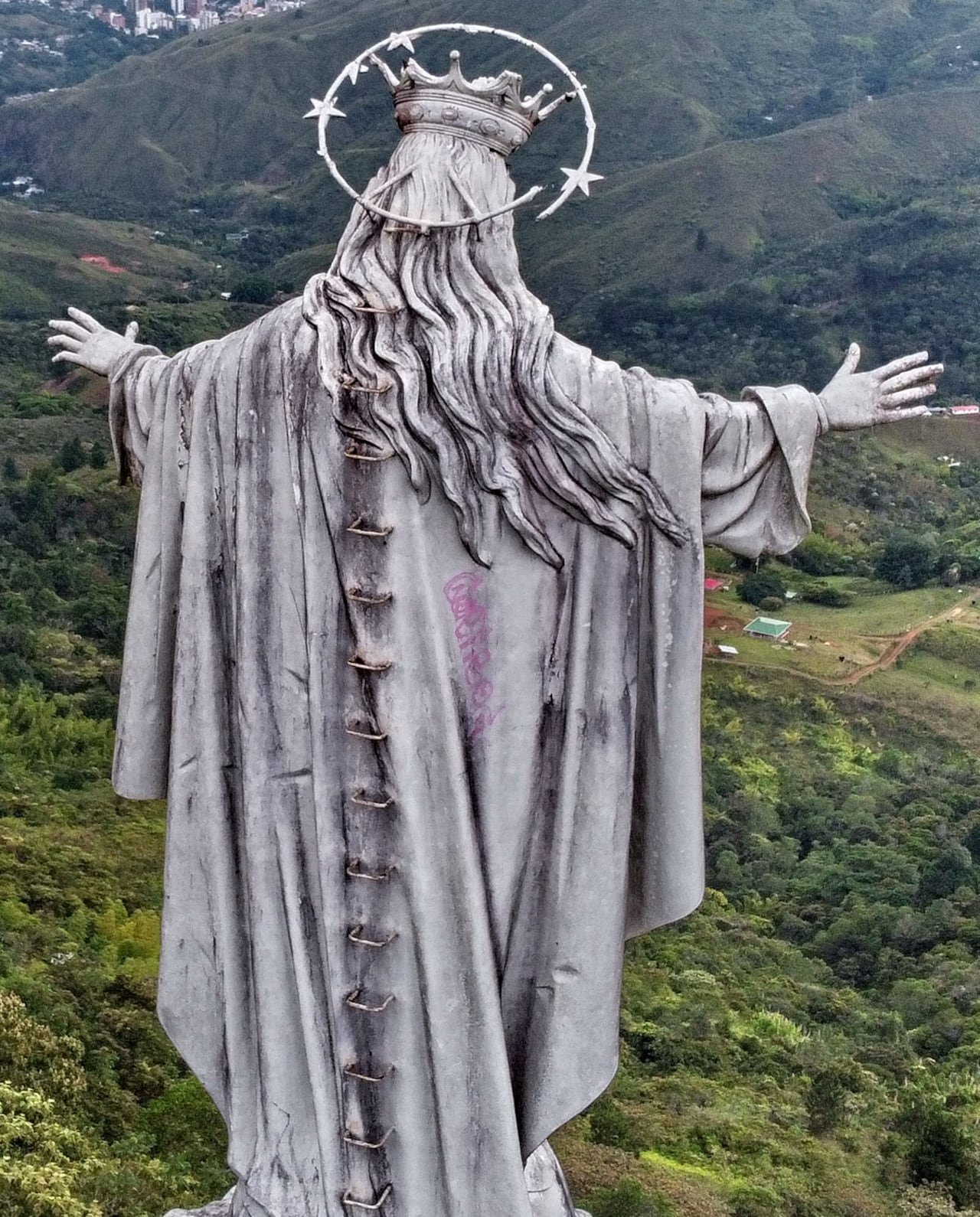 Así luce la parte trasera del monumento a la Vírgen de Yanaconas.