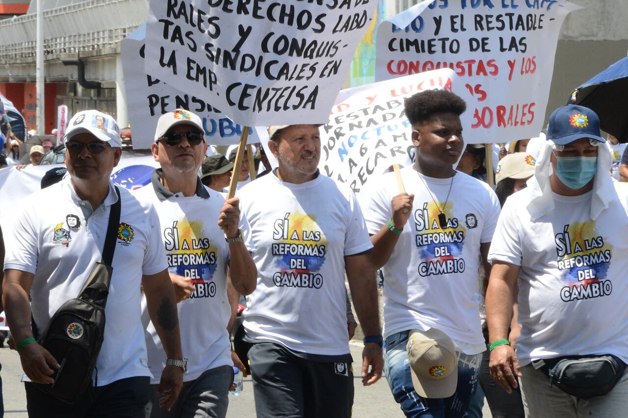 Cali: Marcha del día del trabajo. Centenares de trabajadores se movilizaron por la autopista sur oriental de la ciudad en conmemoración del día del trabajo 1 de mayo. Foto José L Guzmán. EL País,