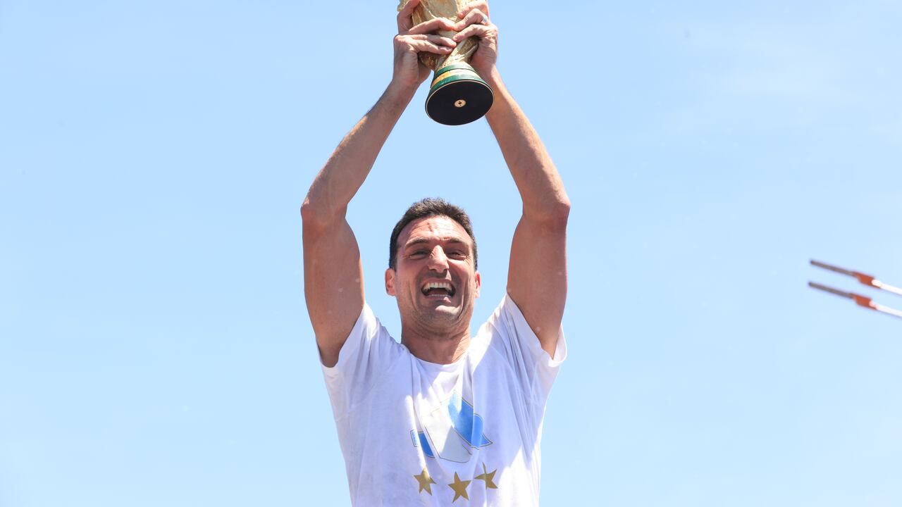 Lionel Scaloni levantando la Copa del mundo de Catar 2022.