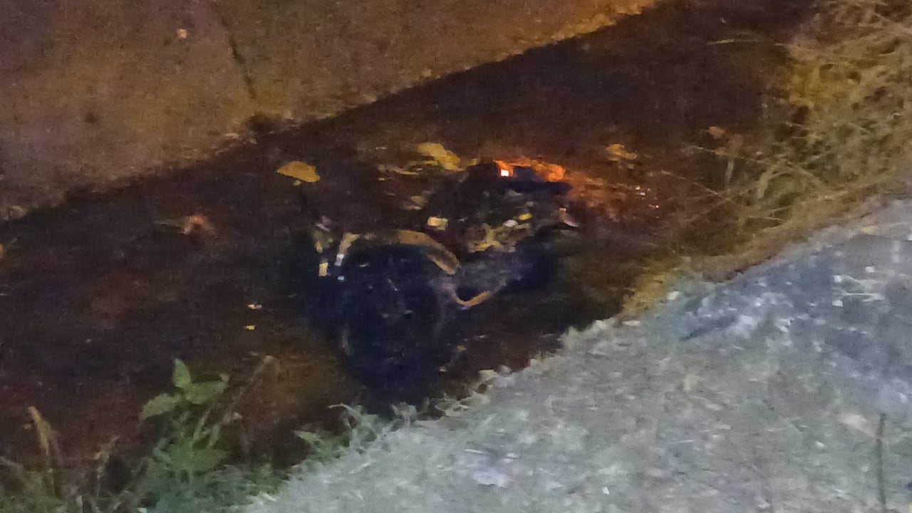 El vehículo quedó en un canal de aguas lluvias, luego del accidente.