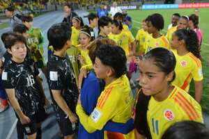 Yesica Munoz de Colombia saluda a las jugadoras de la República de Corea después del partido de octavos de final de la Copa Mundial Femenina Sub-20 de la FIFA Colombia 2024 entre Colombia y la República de Corea en el Estadio Pascual Guerrero el 11 de septiembre de 2024 en Cali, Colombia.