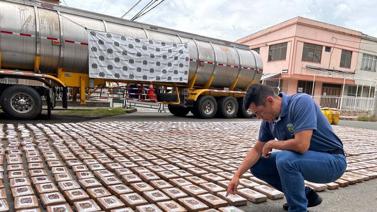 Además del cargamento de droga, las autoridades incautaron $43,5 millones en efectivo, un tractocamión, un arma de fuego y un equipo celular.