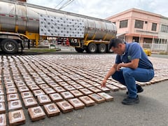 Además del cargamento de droga, las autoridades incautaron $43,5 millones en efectivo, un tractocamión, un arma de fuego y un equipo celular.