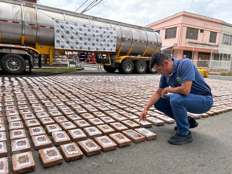 Además del cargamento de droga, las autoridades incautaron $43,5 millones en efectivo, un tractocamión, un arma de fuego y un equipo celular.