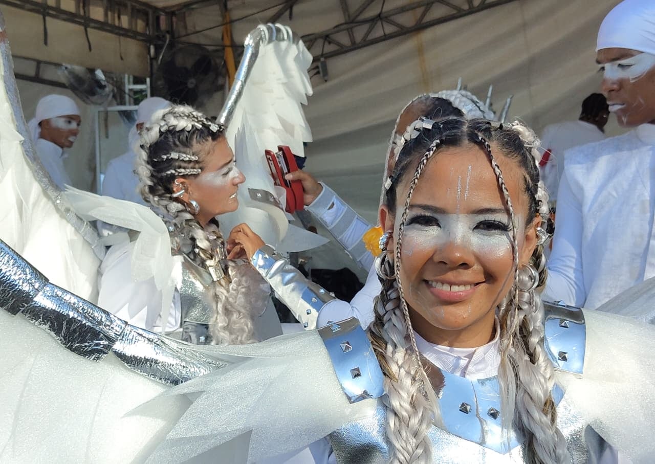 Las primeras comparsas del Carnaval de Cali Viejo llenan de color y música las calles de Cali, dando inicio al desfile.
