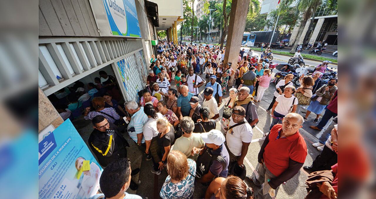 La falta de medicamentos es el síntoma más visible y, para quienes los necesitan, el más urgente. ¿Por qué no están llegando a la gente? Porque no hay plata. La realidad es que no existe técnicamente una escasez, sino que nadie paga lo que los pacientes necesitan.