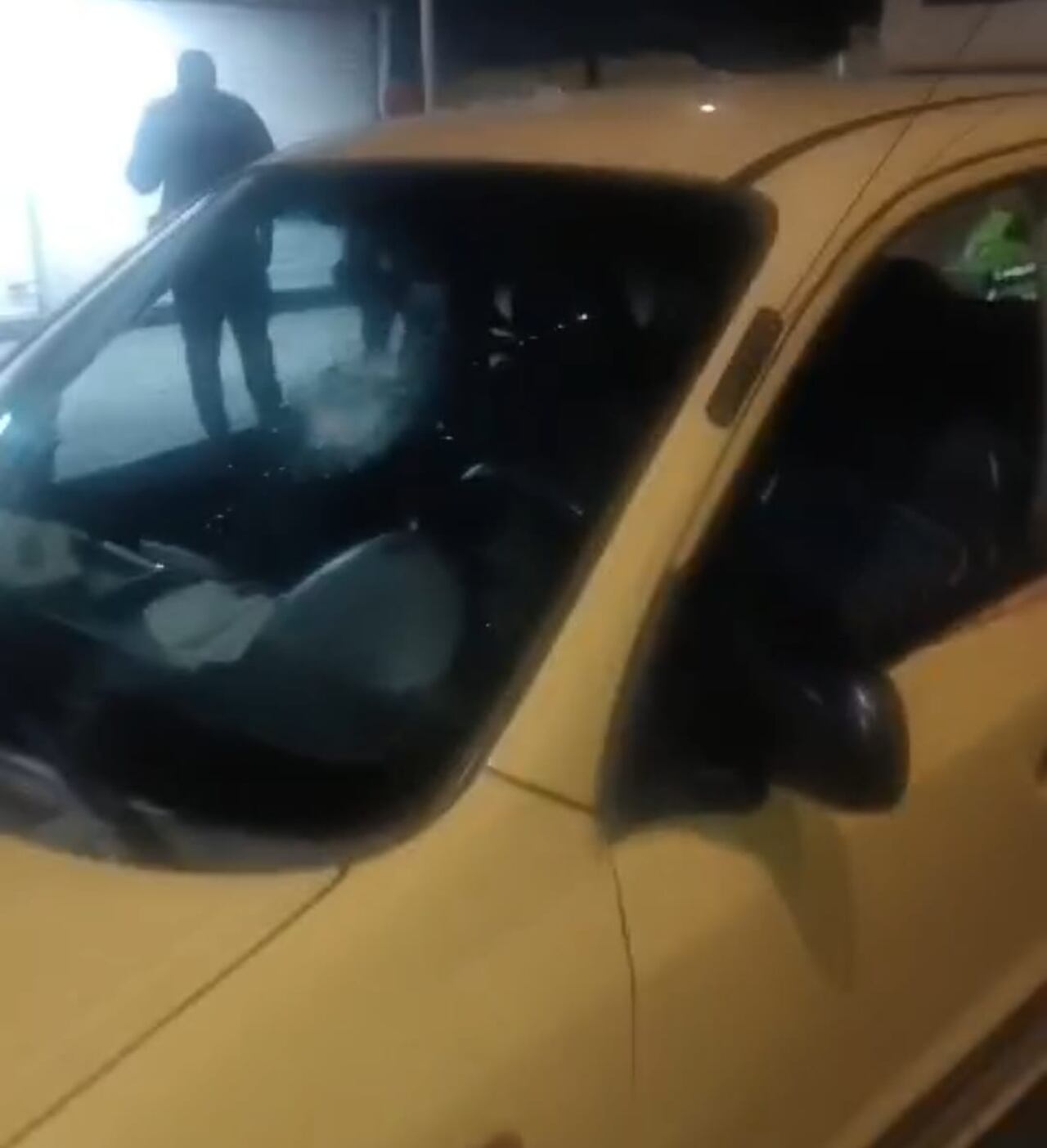 En el segundo caso presentado en el centro de Cali, los delincuentes no solo apuñalearon al conductor también le dañaron el parabrisas. Foto tomada de redes.