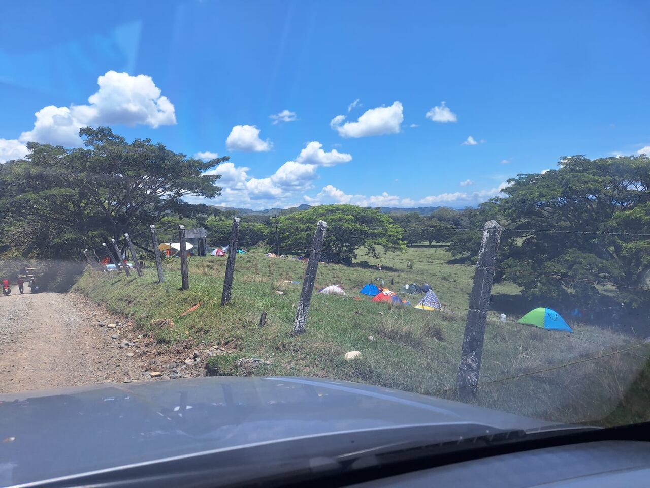 La comunidad de Vallejuelo asegura que alrededor de 300 personas llegaron a este predio.