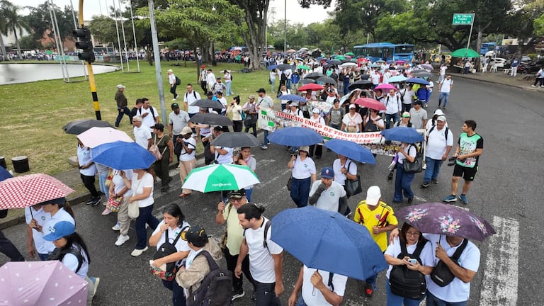 Ya comienzan las movilizaciones en Cali. Los docentes empiezan a avanzar desde el punto de concentración
