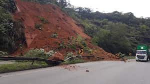 Por fuerte deslizamiento de tierra a la altura del Km 41+160 la vía fue inhabilitada.