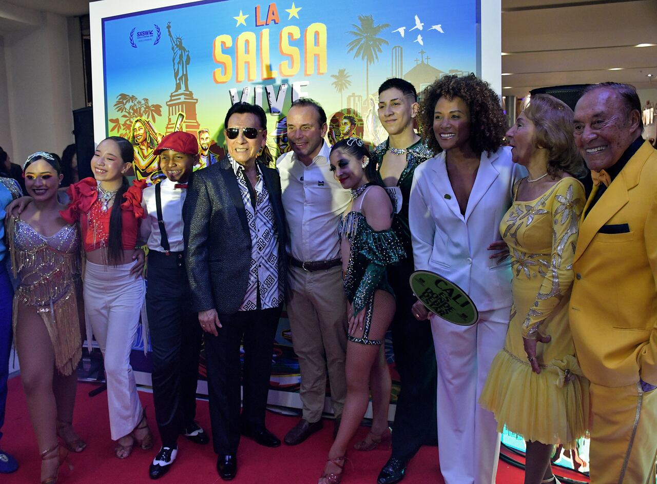 la premier de la película La Salsa Vive, que se estrena en Cali a las 6:00 de la tarde este martes 27 de mayo en las salas de Cine Colombia del Centro Comercial Chipichape, deberían considerar retirar las sillas del teatro. Porque se trata de una película que no se ve: se baila. Fotos Raúl Palacios / El País.