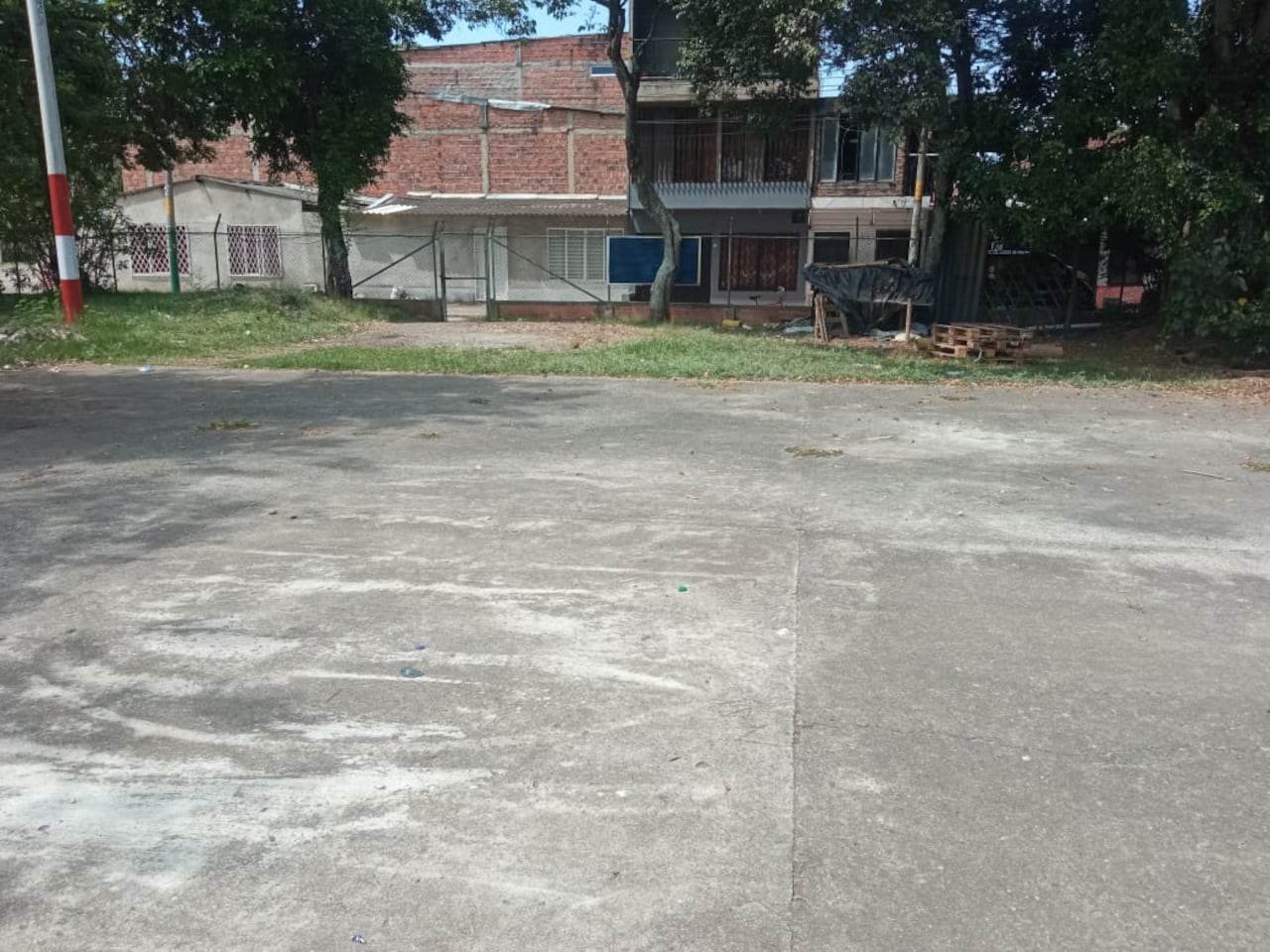 Según los residentes, el deterioro de la cancha La Inmaculada ha limitado el desarrollo de actividades deportivas impulsadas por niños y jóvenes del sector.