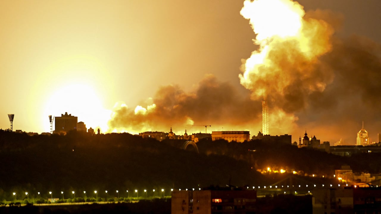 Los bombardeos con misiles y drones rusos sacudieron partes de Ucrania durante la noche, causando cuatro muertos y decenas de heridos, según informaron las autoridades el 2 de junio. Estos son los ataques más recientes en una guerra sin un final a la vista.