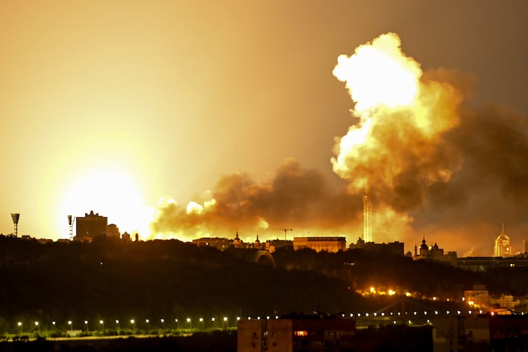 Los bombardeos con misiles y drones rusos sacudieron partes de Ucrania durante la noche, causando cuatro muertos y decenas de heridos, según informaron las autoridades el 2 de junio. Estos son los ataques más recientes en una guerra sin un final a la vista.