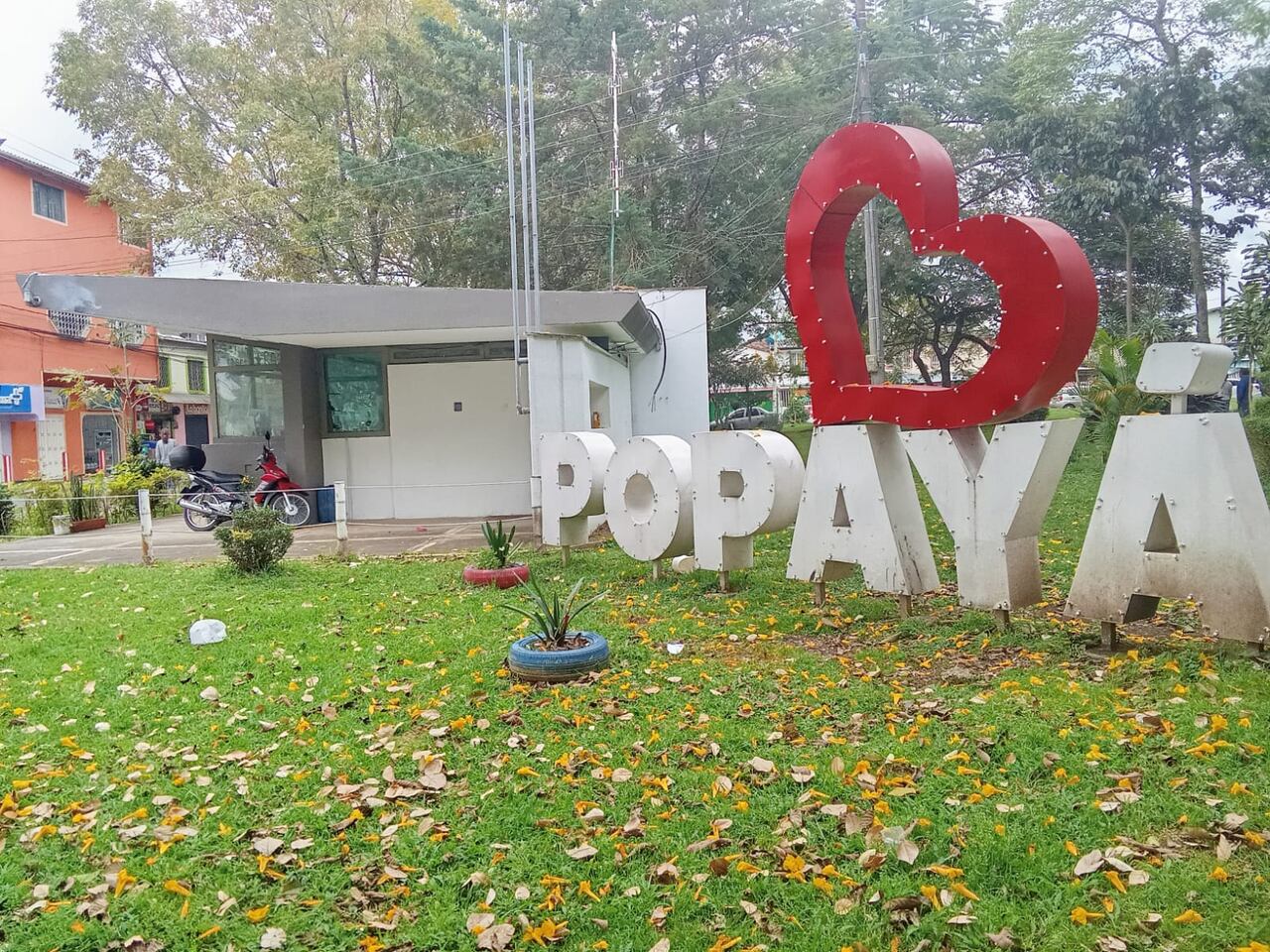 "¡Hay que salir a pararse allá, a defender el CAI, van a matar a los policías!", fue el mensaje de una de las fundadoras del barrio La Paz al momento de registrar este ataque.