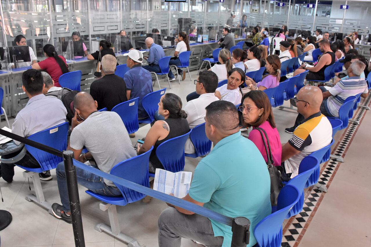 En el centro de atención al contribuyente, cientos de caleños se acogen al beneficio otorgado por la secretaría de hacienda municipal del 15% en el pago del impuesto predial unificado, cabe recordar que este beneficio va hasta el 30 de Abril del presente Año.