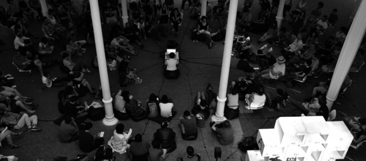 El artista Carlos Gómez durante el Concierto en la Fundación Tapies, Barcelona.