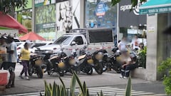 En el punto peatonal, parquean los motociclistas ocupando gran parte del espacio.
