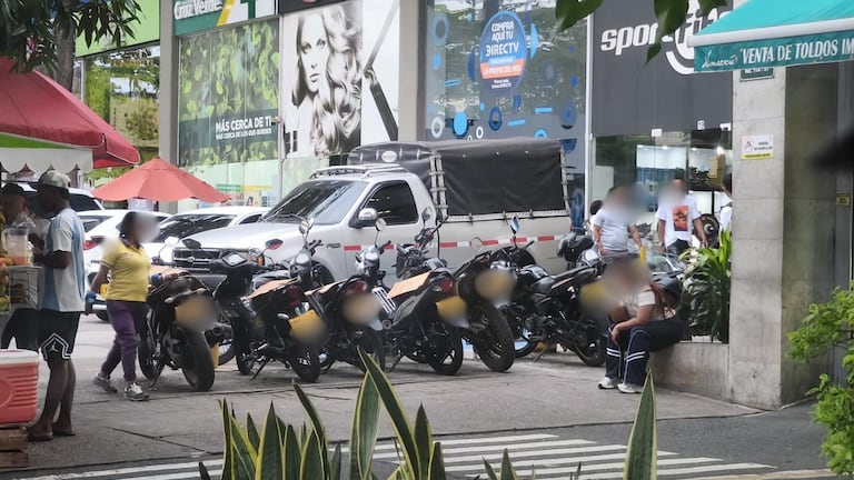 En el punto peatonal, parquean los motociclistas ocupando gran parte del espacio.