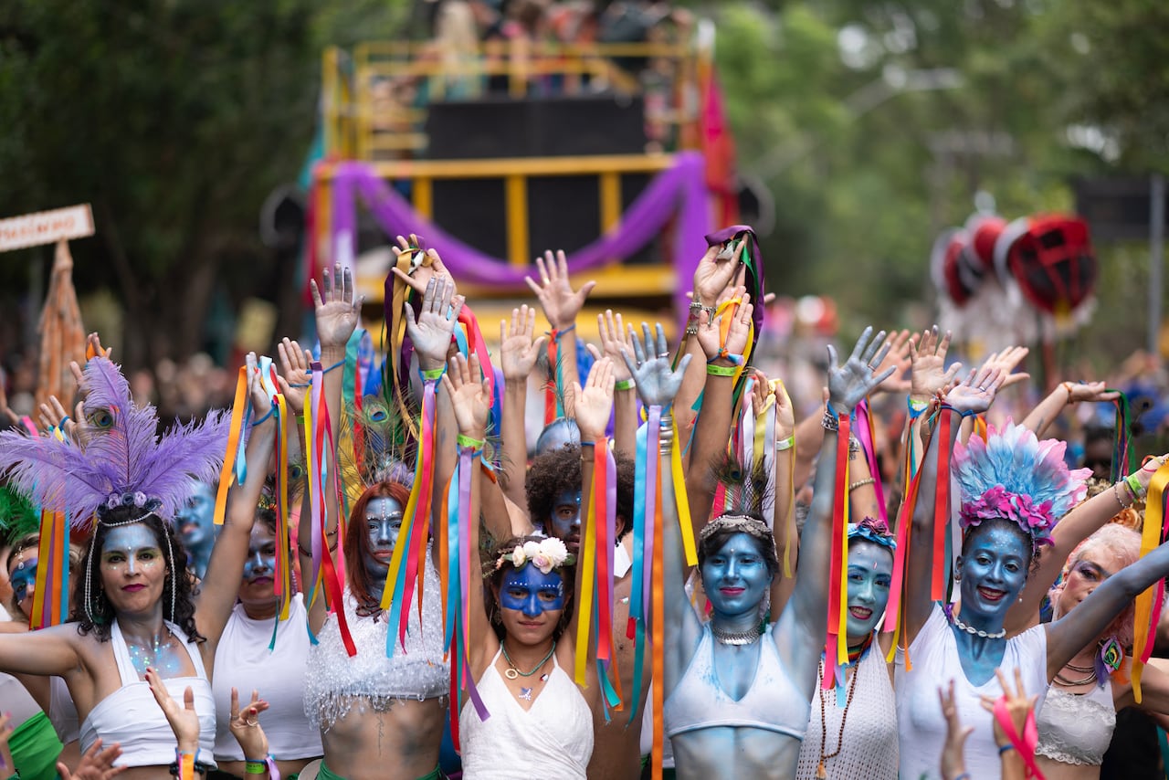 Miembros del grupo tradicional de carnaval Peña de Pavao de Krishna actúan en Belo Horizonte, Brasil, el 11 de febrero de 2024. El grupo, que celebra a las deidades indias, rindió homenaje a las mujeres luchadoras y a los maestros de la cultura popular con el tema "Úteros de la Tierra". (Ventres da Terra). (Photo by Douglas Magno / AFP)