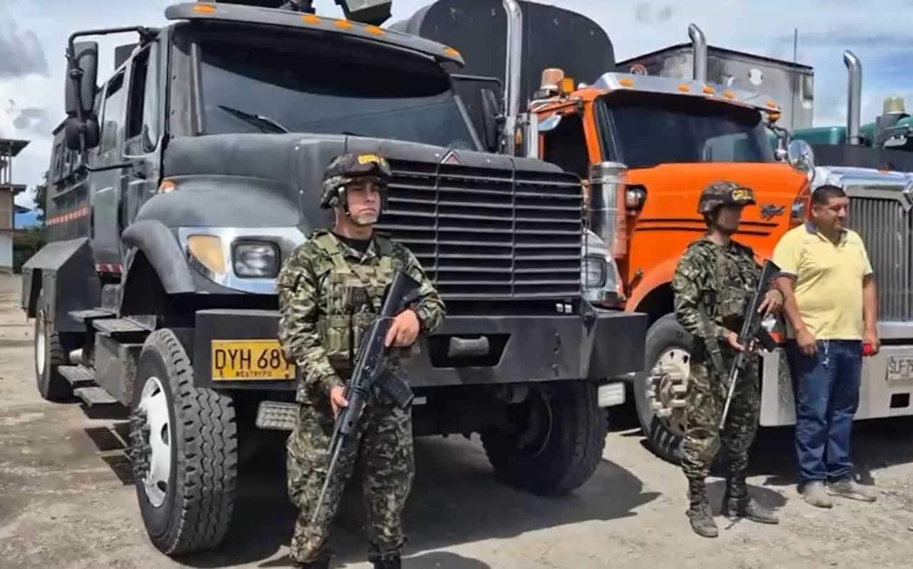 Los dos vehículos cubrían la ruta Popayán-Pasto cuando disidentes de las Farc interceptaron a los conductores para después despojarlos de sus vehículos, indicó el Ejército.