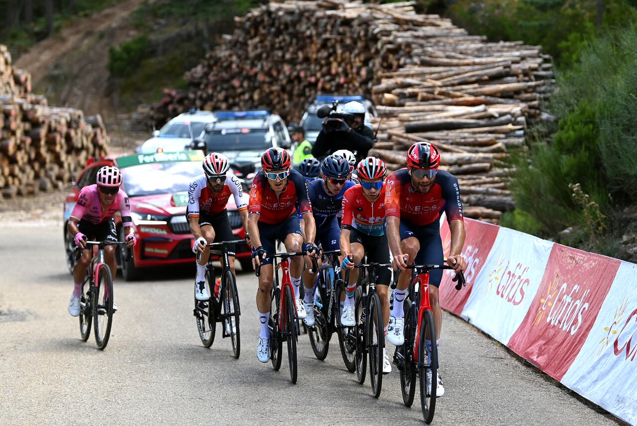 LA LAGUNA NEGRA.VINUESA, ESPAÑA - 06 DE SEPTIEMBRE: (De izquierda a derecha) Jonathan Klever Caicedo de Ecuador y el equipo EF Education-EasyPost, Jesús Herrada de España y el equipo Cofidis, Geraint Thomas del Reino Unido y el equipo INEOS Grenadiers, Romain Grégoire de Francia y Team Groupama - FDJ, Andreas Kron de Dinamarca y Team Lotto Dstny y Filippo Ganna de Italia y Team INEOS Grenadiers compiten en la escapada durante la 78.ª Vuelta a España 2023, etapa 11, una etapa de 163,2 km desde Lerma a La Laguna Negra. Vinuesa 1730m / #UCIWT / el 06 de septiembre de 2023 en La Laguna Negra.Vinuesa, España. (Foto de Tim de Waele/Getty Images)