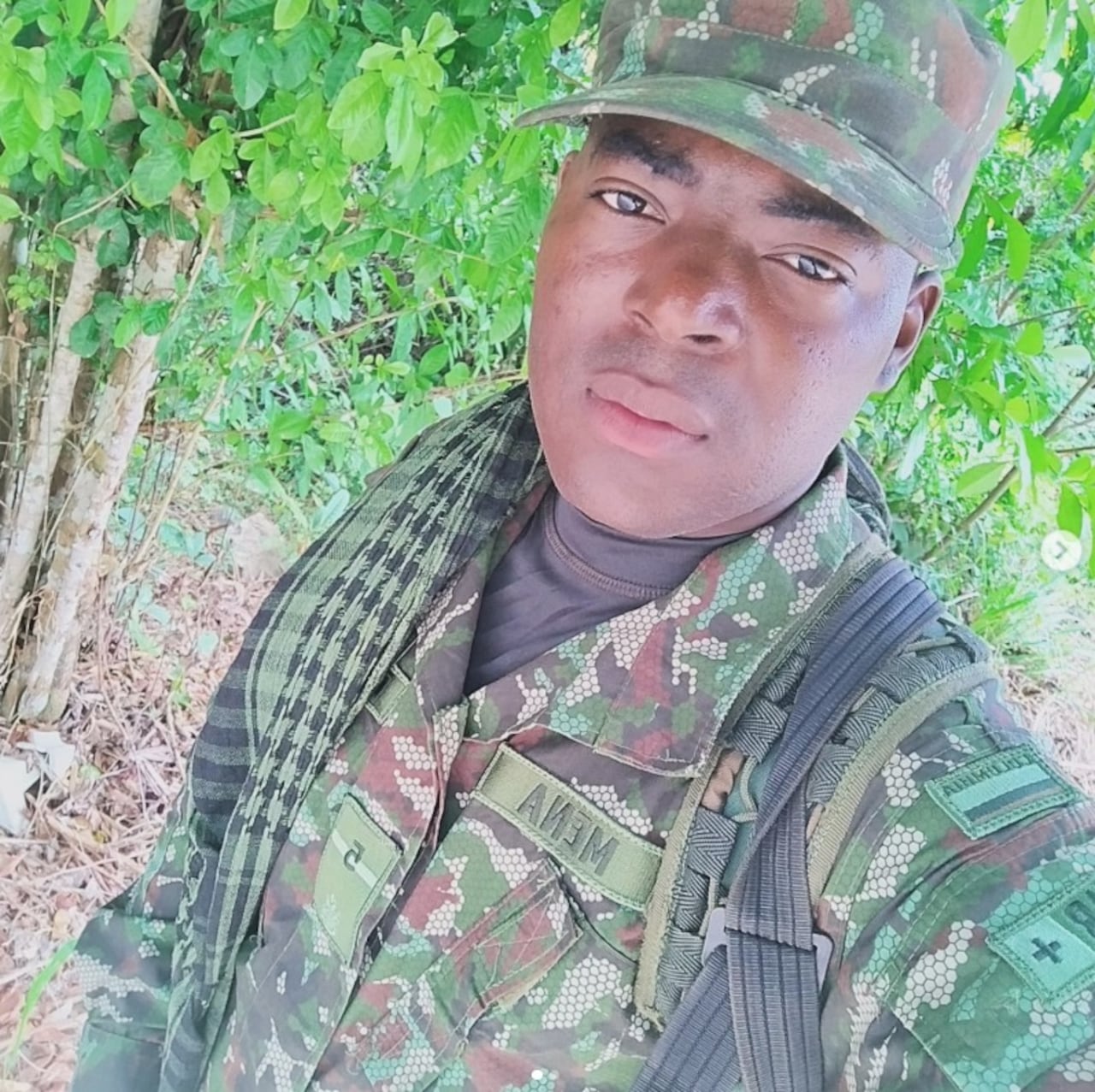 Jeison Mena Hurtado, soldado profesional de 29 años, falleció en el accidente del avión Hércules en Putumayo, que dejó 70 víctimas mortales. Su familia confirmó que la última comunicación con él ocurrió horas antes del siniestro.