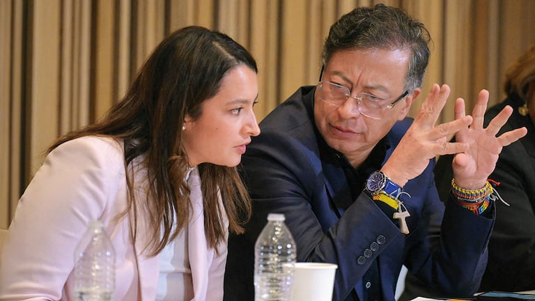 Gustavo Petro y su hija Andrea Petro.