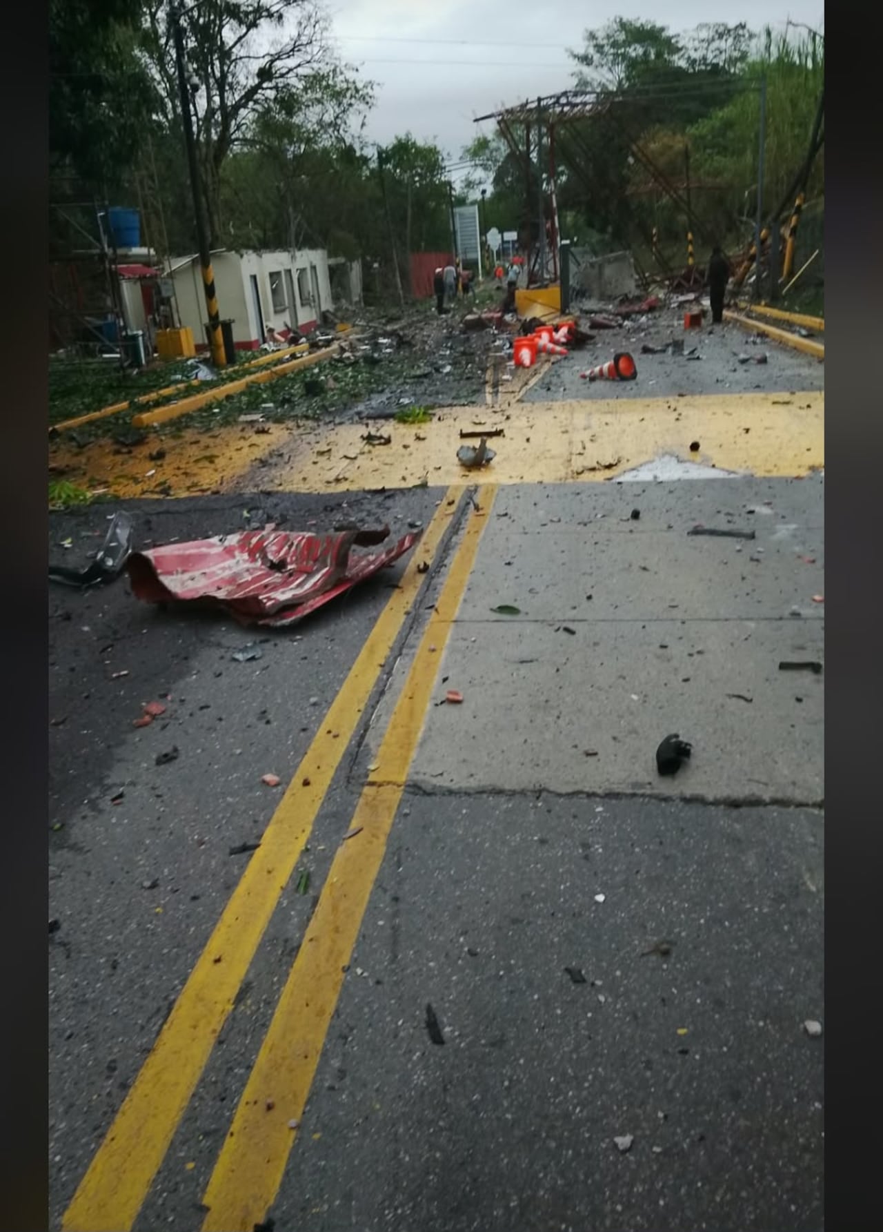Destrucción con explosivos del peaje en la vía Popayán-Pasto en medio de un ataque registrado en la mañana de este lunes festivo 12 de octubre.