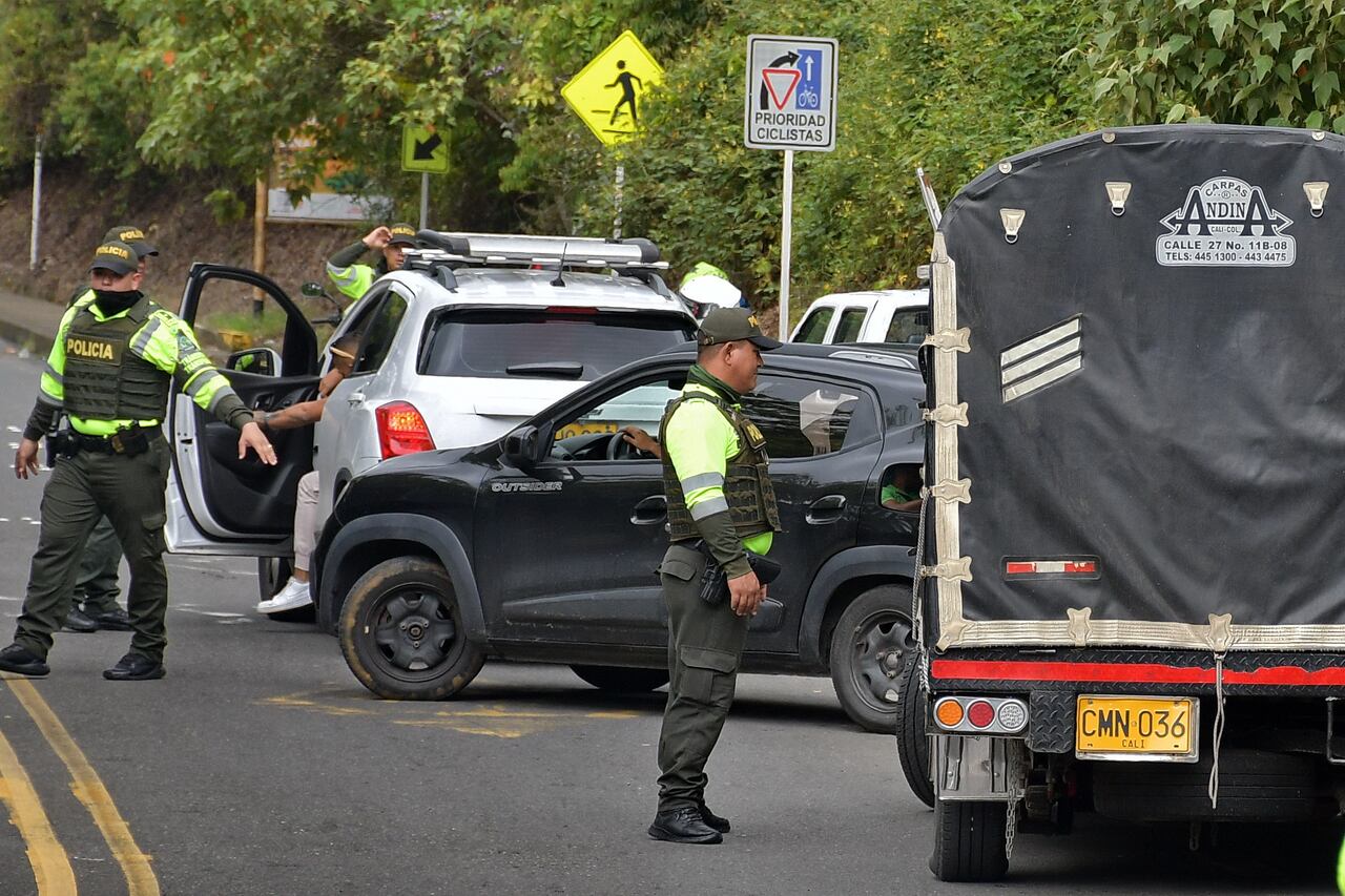 Operativos de los Agentes de Transito y Policía Nacional, es lo que se ve en diferentes puntos de las entradas a Cali por el primer puente festivo del mes de noviembre. Fotos Raúl Palacios / El Pais.