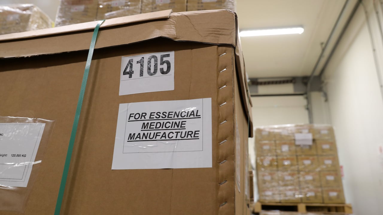 Debe llevar consigo una receta médica válida o una nota del médico (escrita en inglés) para traer medicamentos a los EE. UU. El medicamento debe estar en su envase original con las instrucciones del médico impresas en el frasco.